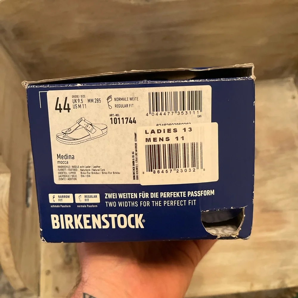 ntroducing the Birkenstock Medina slip-on sandals in mocha color. - Picture 3 of 6